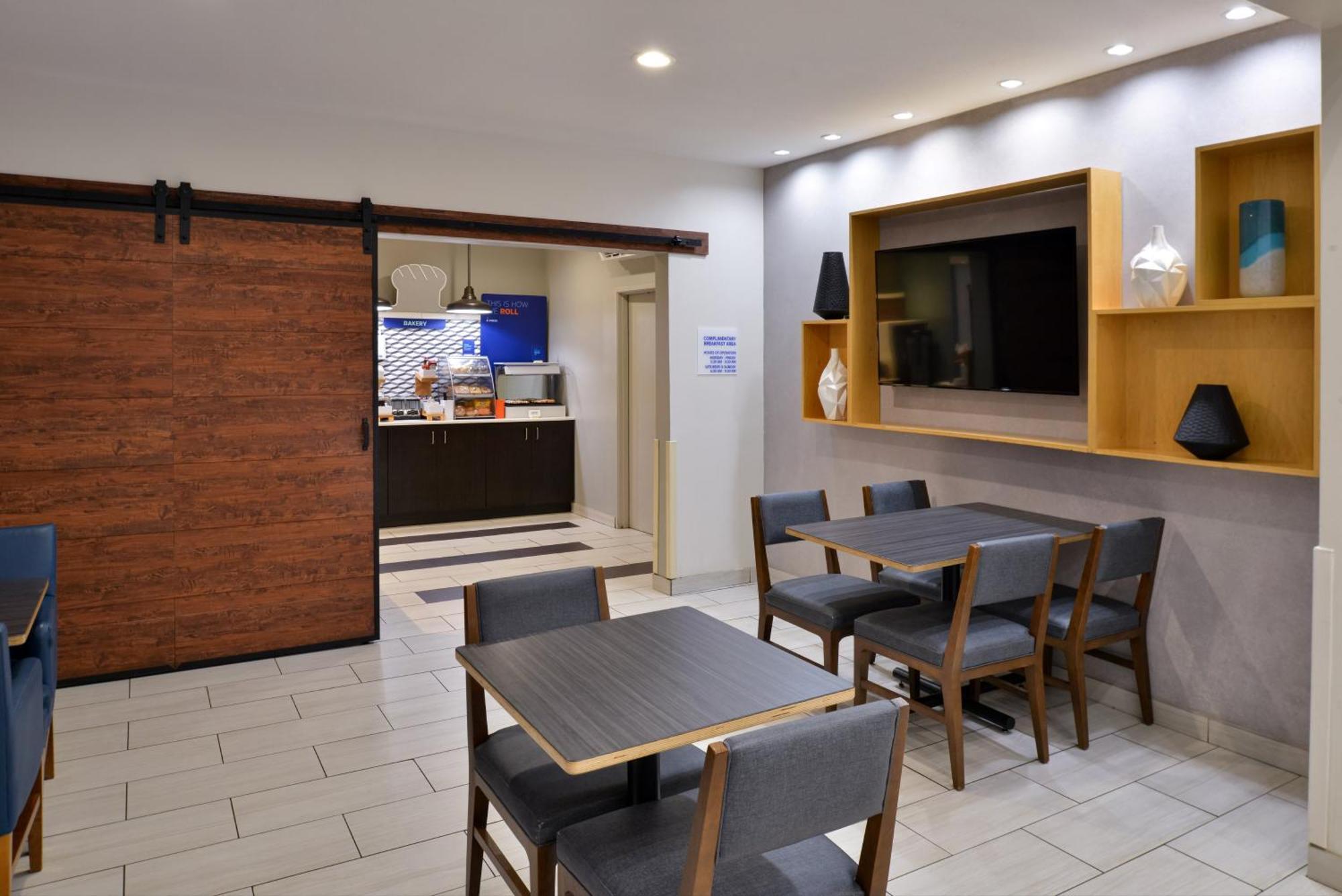 Holiday Inn Express Hotel & Suites Farmington By Ihg Exterior photo