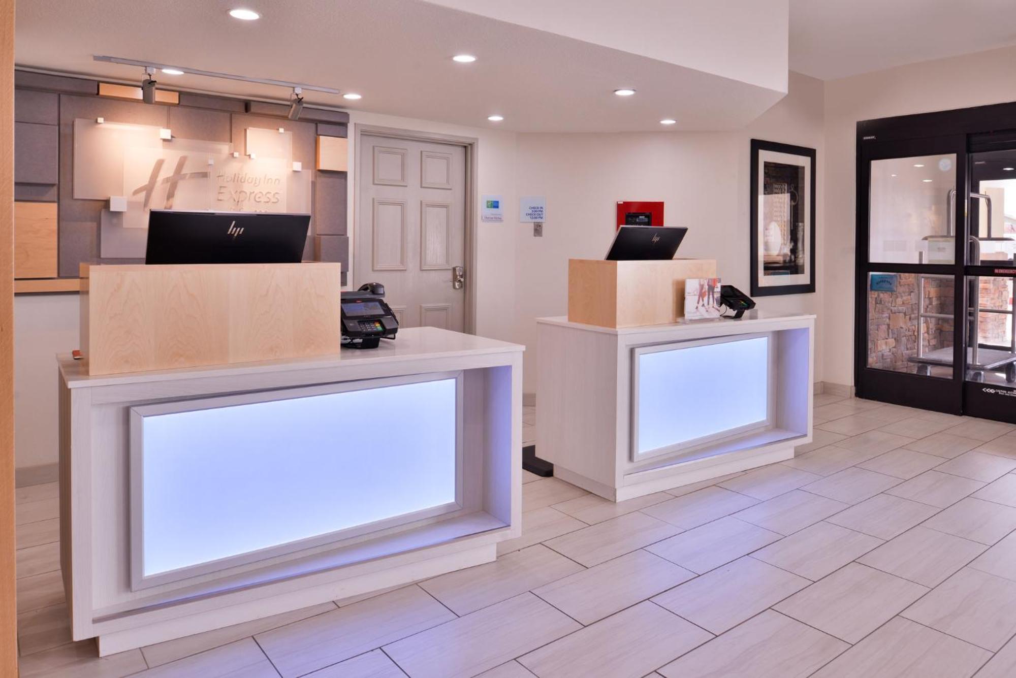 Holiday Inn Express Hotel & Suites Farmington By Ihg Exterior photo